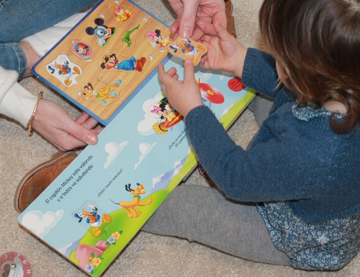 realizando un puzle como parte de los servicios de intervención en autismo